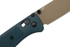 Benchmade Bugout 535FE-05 Crater Blue Grivory, Flat Dark Earth Cerakote, Couteau De Poche 12 Benchmade Bugout 535FE-05 Crater Blue Grivory, Flat Dark Earth Cerakote, Couteau De Poche -Magasin de couteaux BE535FE 05 05 benchmade