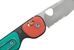 The James Brand The Redstone, Coral Turquoise + Satin, Serrated, Couteau De Poche -Magasin de couteaux JAKN118161 01 05 jamesbrand